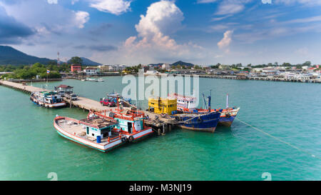 Holz- Angeln Boote schwimmend am Hafen Foto im Sonnenlicht Stockfoto