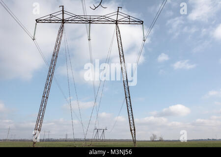 Die Verteilung von Strom. Säulen der hohe Spannung im moldauischen Landschaft. Stockfoto