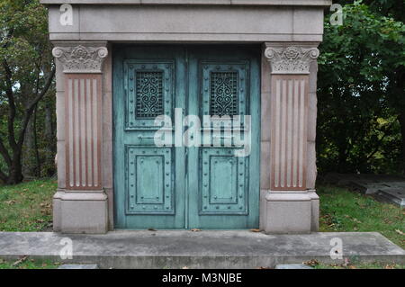 Verlassen und Vergessen Mausoleum auf dem Friedhof Stockfoto