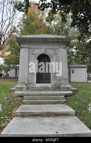 Gothic Art Deco Stil Mausoleum auf dem Friedhof Stockfoto