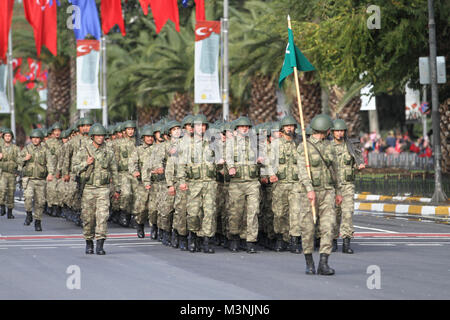 ISTANBUL, Türkei - 29 Oktober, 2017: Soldaten März während 29. Oktober Tag der Republik der Türkei Parade in Vatan Avenue Stockfoto