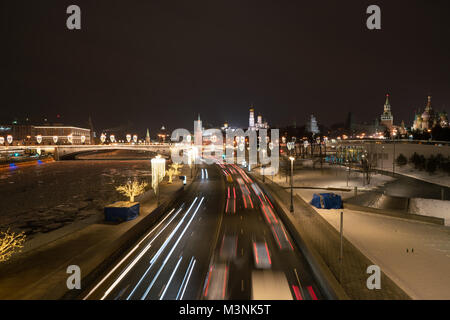 Kreml und Roter Platz Ansicht bei Nacht von Hochfliegenden Brücke in Zaryadye Park Stockfoto