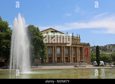 Staatstheater Stuttgart, Deutschland, Baden-Württemberg, Oper und See im Garten an einem Sommertag. Stockfoto