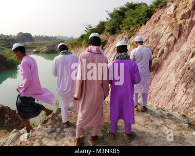 Jungen China besucht - Clay Hill in Netrokona, Bangladesch. © REHMAN Asad/Alamy Stock Foto Stockfoto