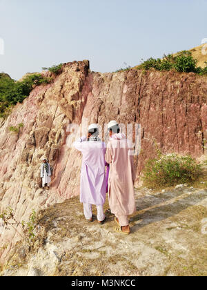 Jungen China besucht - Clay Hill in Netrokona, Bangladesch. © REHMAN Asad/Alamy Stock Foto Stockfoto