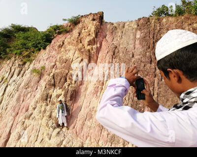 Jungen China besucht - Clay Hill in Netrokona, Bangladesch. © REHMAN Asad/Alamy Stock Foto Stockfoto