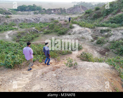 Jungen China besucht - Clay Hill in Netrokona, Bangladesch. © REHMAN Asad/Alamy Stock Foto Stockfoto