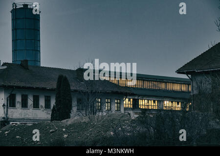 Industrielle alten Gebäudekomplex Nacht Stockfoto