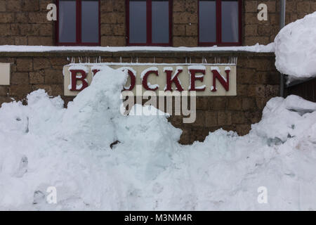 Brocken, Deutschland - Februar 10,2018: Ein schneebedecktes Schild mit der Aufschrift "Brocken", mit 1141 Metern der höchste Berg in Norddeutschland. Stockfoto