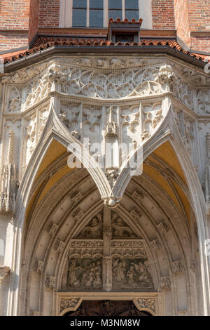 Skulptur am Eingang des Südwestens Portal, St. Martin's Church, Landshut, Bayern, Deutschland Stockfoto