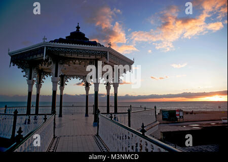 Der viktorianische Musikpavillon von Brighton und Hove Strandpromenade erstmals 1884 eröffnet. Es war zu seiner ursprünglichen Spezifikation, restauriert und 2009 wiedereröffnet. Stockfoto