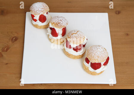 Sahne und Erdbeeren puffs Stockfoto