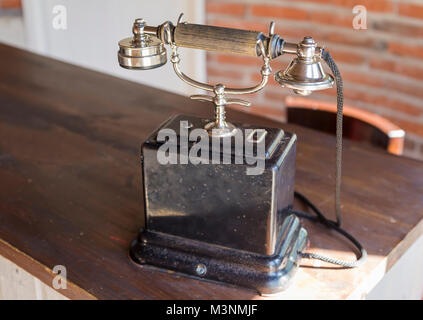 Jahrgang Telefon mit einem glänzenden Metall Rohr Stockfoto