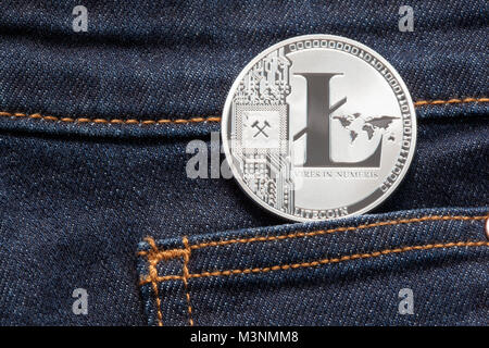 Silber Litecoin physischen Münze in Dark Blue Denim Tasche. Stockfoto