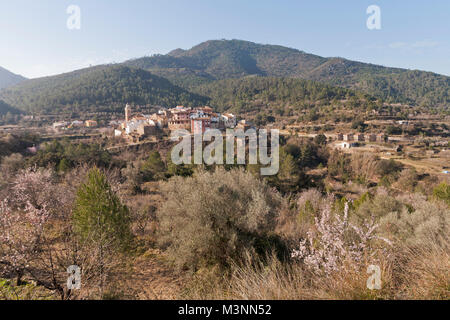 Serra d'Espadá mit Torralba del Pinar, Spanien Stockfoto