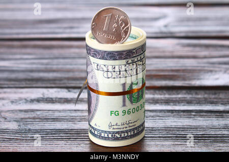 ein Rubel vor dem Hintergrund Hintergrund der US-Dollar-Münze Stockfoto