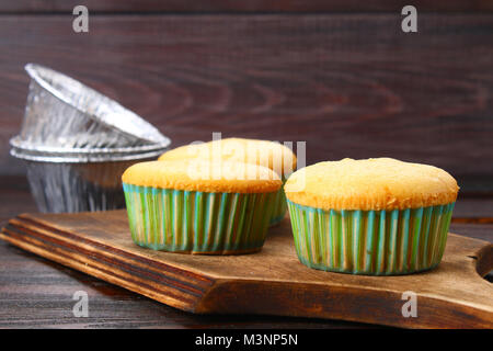 Fertig gebackene Muffins auf einem Holztisch Stockfoto