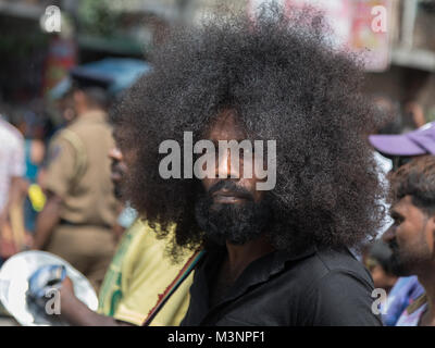 Afro indisch-hinduistischen indhi Haar frisur Schlagzeuger Musik drumms spielt Stockfoto