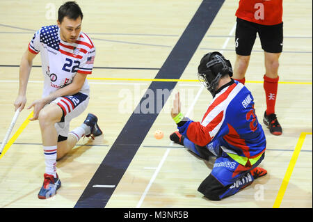 Toronto, Kanada. 11 Feb, 2018. Februar 11, 2018 - Toronto, Ontario, Kanada. Mori Raphael (22) blockiert die Bal in den USA Kanada Unihockey Nationalmannschaft Spiel der Nordamerikanischen World Championship Qualifier, Ryerson University - Kerr Halle Gymnasium (Score: 4-5 Kanada win) Credit: Anatoliy Cherkasov/Pacific Press/Alamy Live News vs. Stockfoto