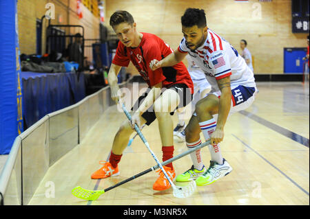 Toronto, Kanada. 11 Feb, 2018. Februar 11, 2018 - Toronto, Ontario, Kanada. Die Spieler in Aktion während der USA gegen Kanada Unihockey Nationalmannschaft Spiel der Nordamerikanischen World Championship Qualifier, Ryerson University - Kerr Halle Gymnasium (Score: 4-5 Kanada win) Credit: Anatoliy Cherkasov/Pacific Press/Alamy leben Nachrichten Stockfoto