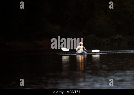 Eine einsame Paddler auf der St. Croix River zwischen Grafschaft O Landung und Sunrise Fähranleger in Wisconsin. Sie war die Teilnahme an der St. Croix River als Stockfoto