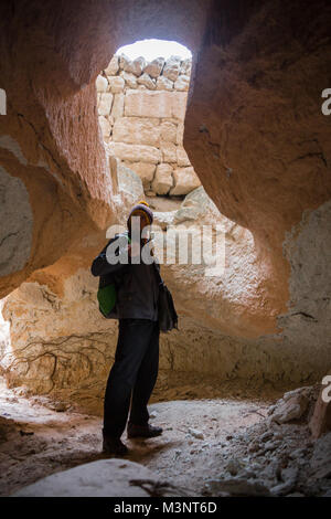 Glyufrafoss Wasserfall in der Schlucht der Berge. Touristische Attraktion Island. Man Touristen in der blauen Jacke das Stehen auf einem Stein und blickt auf den Fluss der fallenden Wasser. Schönheit in der Natur Stockfoto