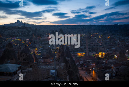 Nachtaufnahme der Burg Uchisar in Kappadokien. Beleuchtete Blick auf berühmte Dorf Uchisar, Bezirk von Nevsehir Provinz im Central Anatolia Region der Türkei, Asien. Stockfoto