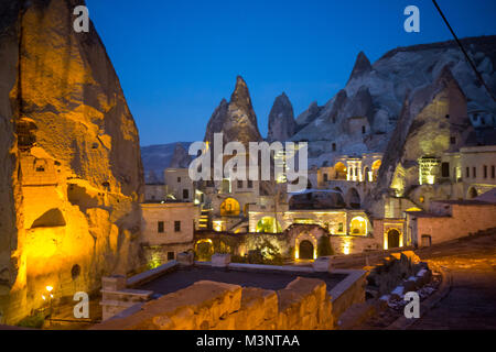 Nachtaufnahme der Burg Uchisar in Kappadokien. Beleuchtete Blick auf berühmte Dorf Uchisar, Bezirk von Nevsehir Provinz im Central Anatolia Region der Türkei, Asien. Stockfoto