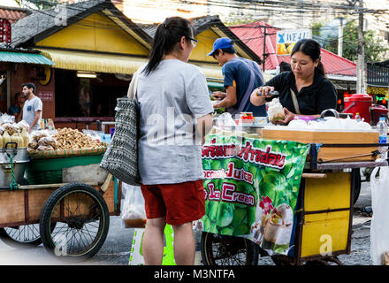 Eis street Hersteller Sukhumvit Bangkok Thailand Stockfoto