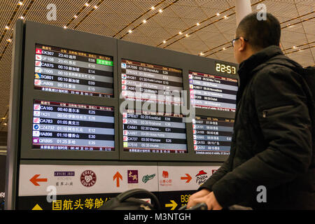 Anzeigetafel Beijing Capital International Airport in China Stockfoto