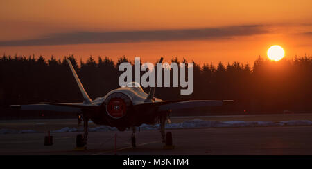 Ein US Air Force F-35A Lightning II der 34th Fighter Squadron, Hill Air Force Base, Utha, sitzt auf der Flightline an Yokota Air Base, Japan, Feb 9, 2018, zur Unterstützung des Vice President Besuch in Japan. Die F-35 A unter dem US Pacific Command's Theater Security Package-Programm, das im Betrieb seit 2004 bereitgestellt wird. Der lange geplanten Einsatz zeigt die anhaltende US-Engagement für Stabilität und Sicherheit in der Region. (U.S. Air Force Foto von Yasuo Osakabe) Stockfoto