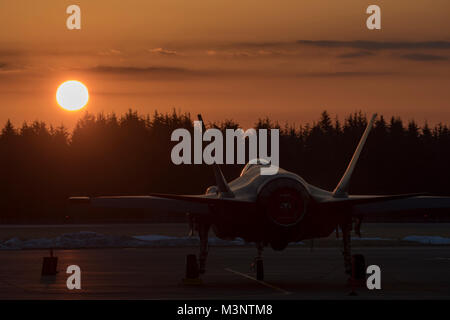 Ein US Air Force F-35A Lightning II der 34th Fighter Squadron, Hill Air Force Base, Utha, sitzt auf der Flightline an Yokota Air Base, Japan, Feb 9, 2018, zur Unterstützung des Vice President Besuch in Japan. Die F-35 A unter dem US Pacific Command's Theater Security Package-Programm, das im Betrieb seit 2004 bereitgestellt wird. Der lange geplanten Einsatz zeigt die anhaltende US-Engagement für Stabilität und Sicherheit in der Region. (U.S. Air Force Foto von Yasuo Osakabe) Stockfoto