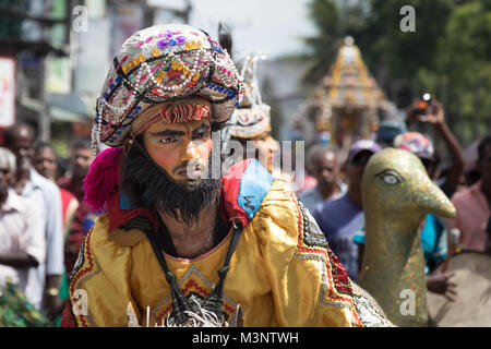 Junge Mann verkleidet die traditionelle Parade Kleidung kostüm Tanz in Sri Lanka Matale Stockfoto