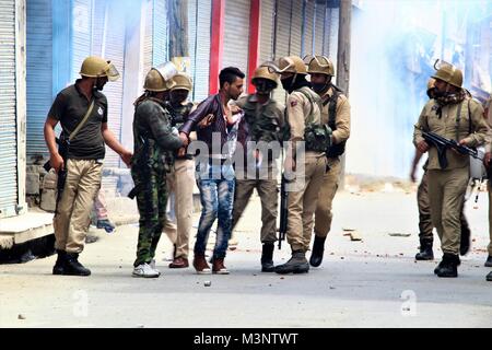 Polizist Verhaftung kaschmirischen muslimische Demonstranten, baramulla, Kaschmir, Indien, Asien Stockfoto