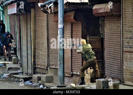 Polizisten feuern kaschmirischen muslimische Demonstranten, baramulla, Kaschmir, Indien, Asien Stockfoto