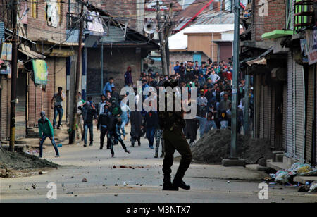 Kaschmir muslimische Demonstranten warfen Steine auf Polizisten, baramulla, Kaschmir, Indien, Asien Stockfoto