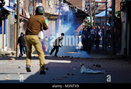 Kaschmir muslimische Demonstranten warfen Steine auf Polizisten, baramulla, Kaschmir, Indien, Asien Stockfoto