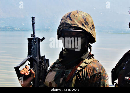 Armee Mann mit automatischen Gewehr, Sopore Stadt, Kaschmir, Indien, Asien Stockfoto