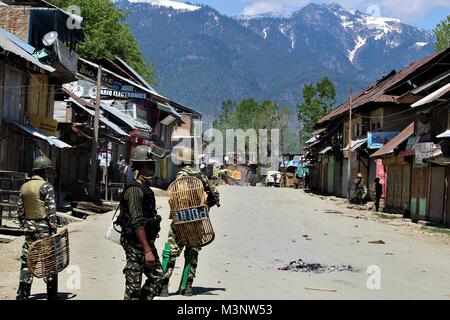 Polizisten mit automatischen Gewehr in Sopore, Kaschmir, Indien, Asien Stockfoto