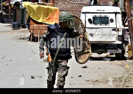 Polizisten mit automatischen Gewehr in Sopore, Kaschmir, Indien, Asien Stockfoto