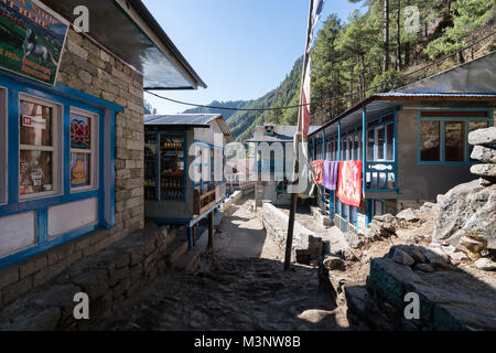 Trekking auf dem Everest Base Camp / drei Durchläufe weg in Richtung Namche Bazar, Nepal Stockfoto