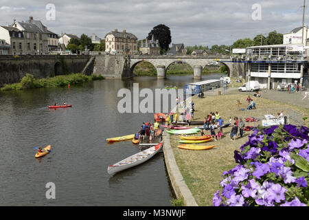 Fluss La Mayenne Mayenne Stadt mit Kanu Kajaks (Mayenne, Pays de la Loire, Frankreich). Stockfoto