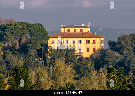 Wunderschönes, toskanisches Gutshaus von einem Park, Pisa, Toskana, Italien umgeben Stockfoto