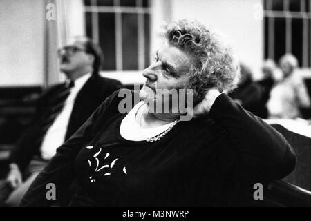 Ältere Dame, die dem Wettbewerb am kleinen Eisteddfod in der Kapelle bei garnant Dyfed Wales UK hören Stockfoto