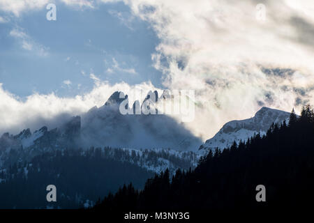 Imposante Bergrücken mit Kalkstein Gipfel der Österreichischen Alpen. Stockfoto