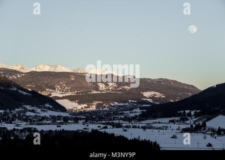 Große Vollmond über einer Landschaft Landschaft in die Mur Tal von Österreich Stockfoto