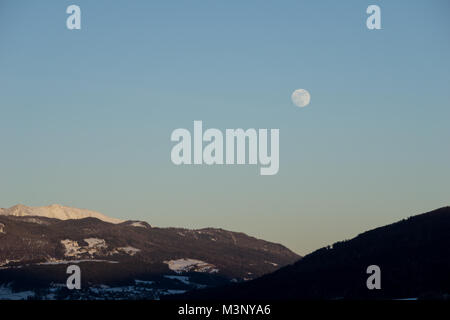 Schöne ländliche Landschaft in der schneebedeckten Hügeln von Österreich Stockfoto