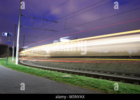 Eine leichte Spur Aufnahme eines Edinburgh Tram zwischen den Haltestellen der Balgreen und Saughton in Edinburgh, Schottland, Großbritannien Stockfoto