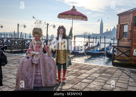 Maskierte Paar für den Karneval von Venedig 2018. Venedig, Italien. Februar 4, 2018. Stockfoto