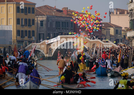 Karneval von Venedig 2018. Das Wasser Parade der traditionellen Masken. Venedig, Italien. 28. Januar 2018. Stockfoto